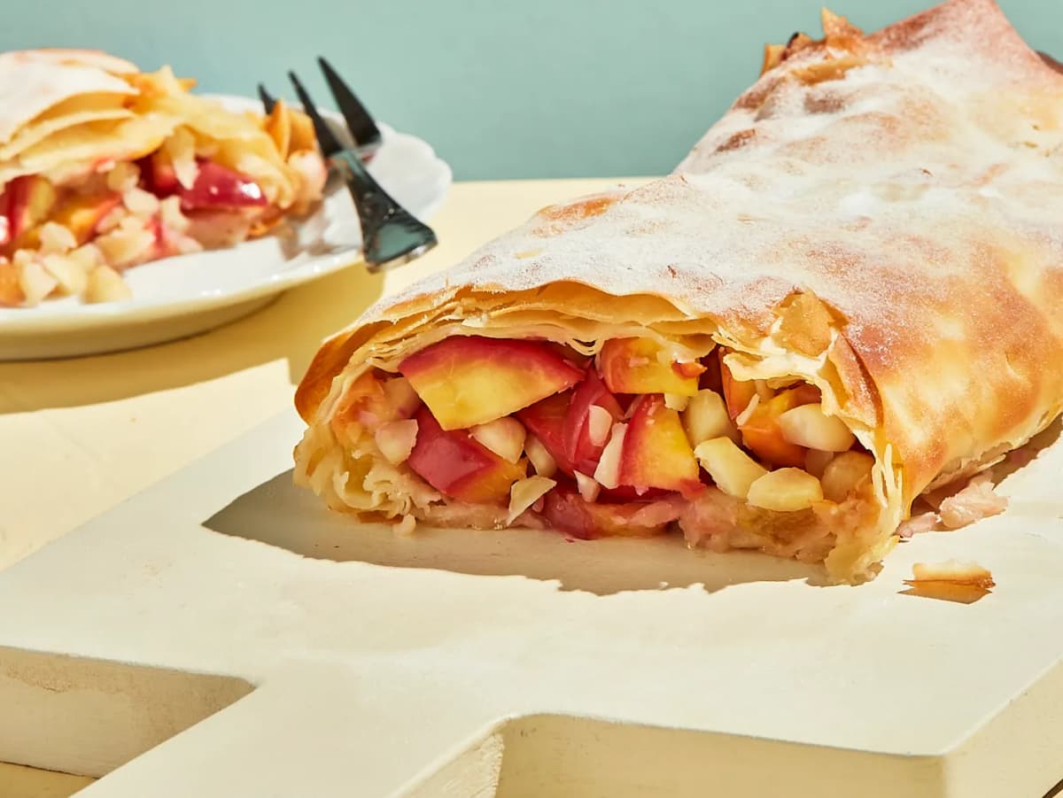 Strudel met nectarine en noten