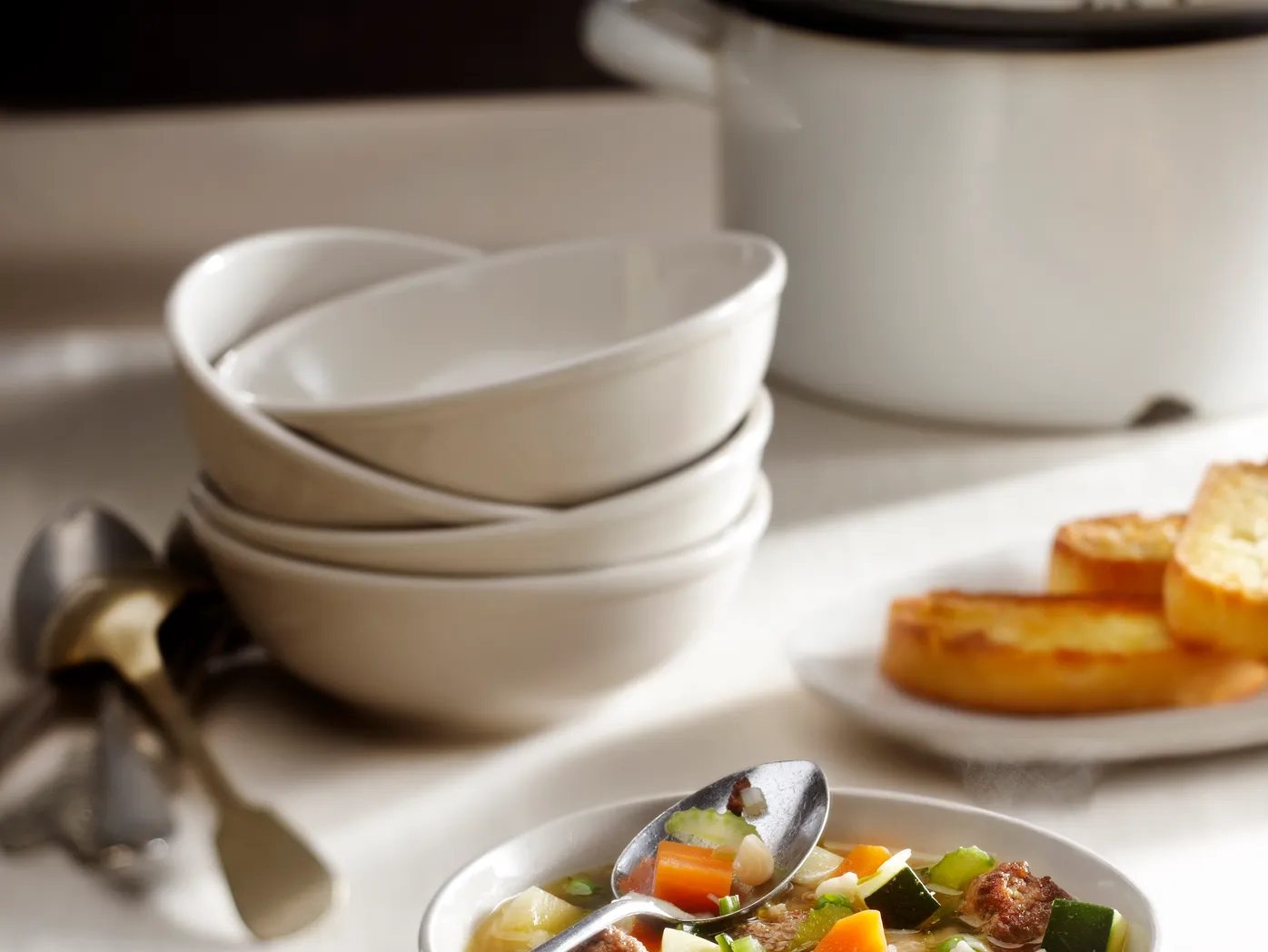 Minestrone met parmezaanballetjes