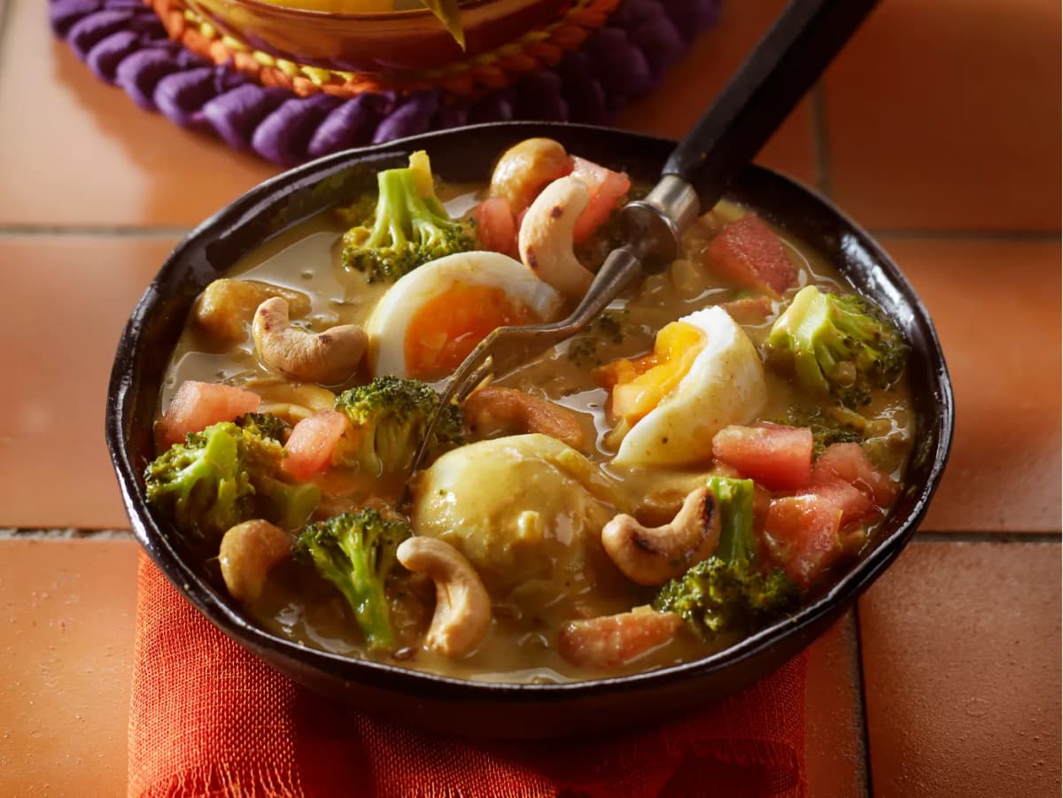 Eiercurry met broccoli en noten
