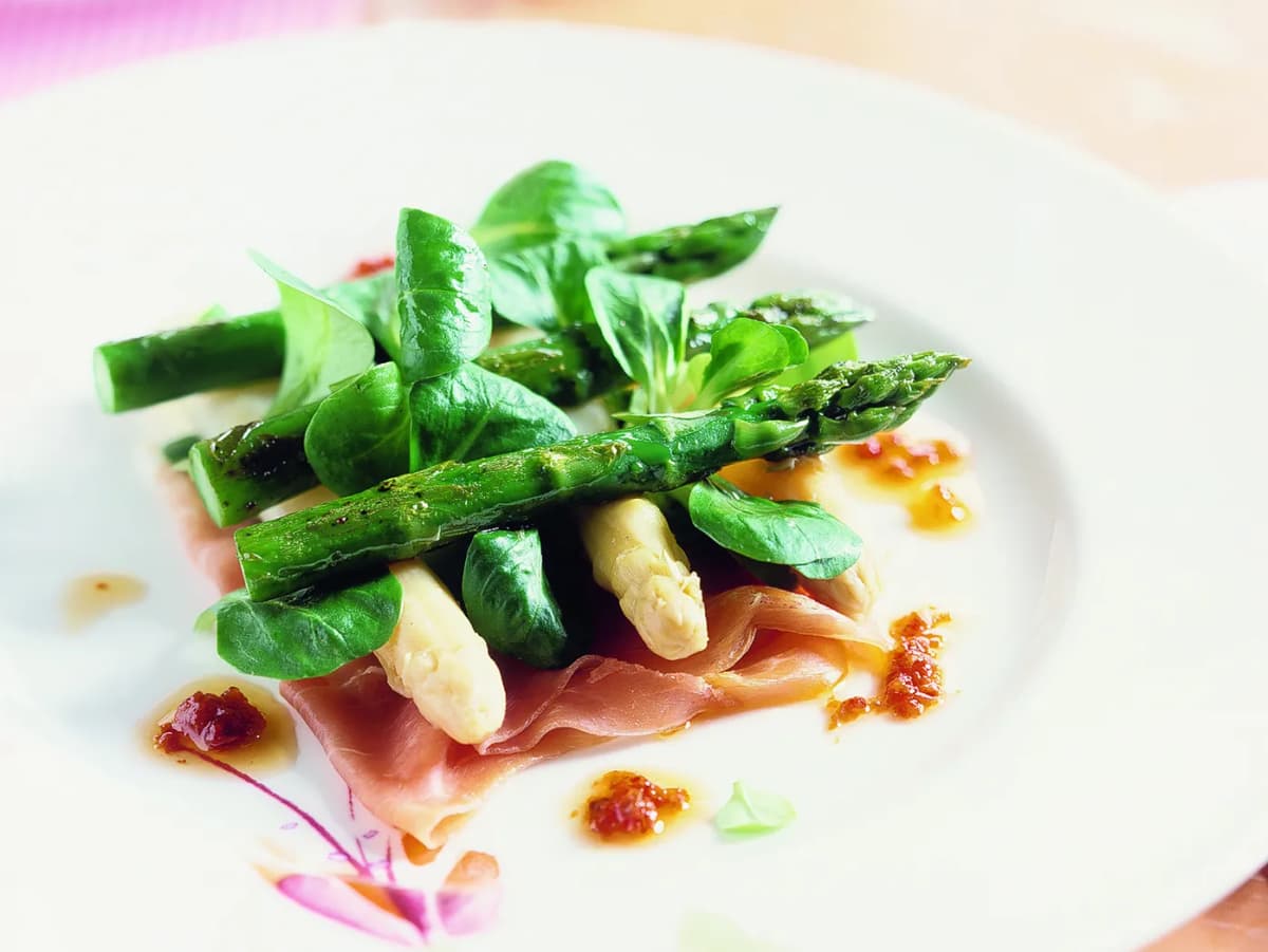 Witte en groene asperges met rauwe ham