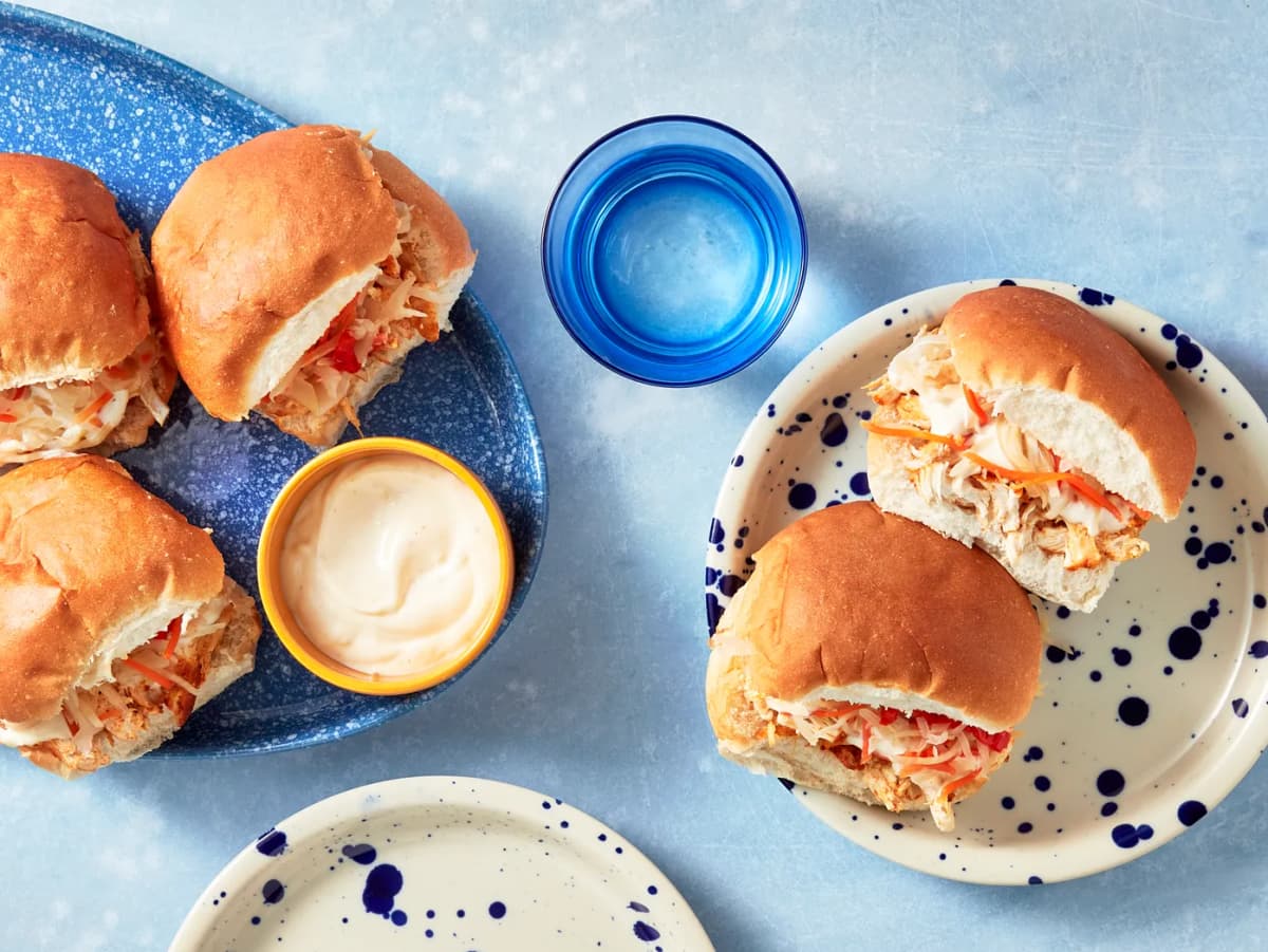 Snelle kipsandwich met romige zoetzure saus