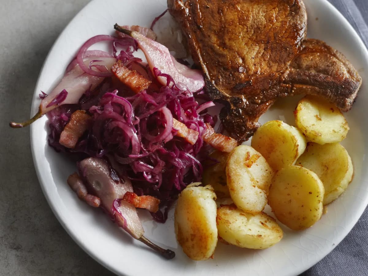 Rodekoolsalade met spek en stoofpeer