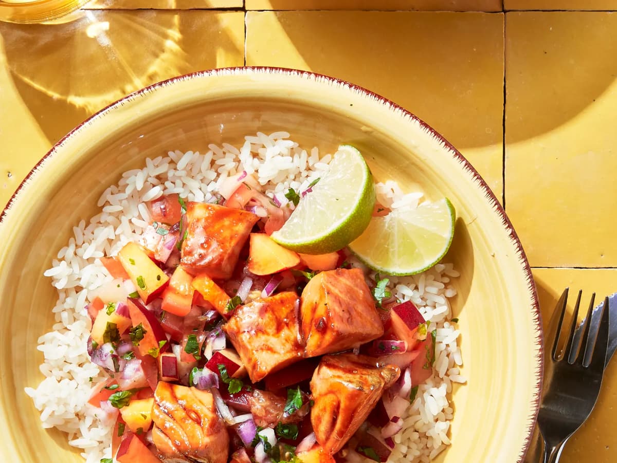 Sticky honey-zalm met perziksalsa