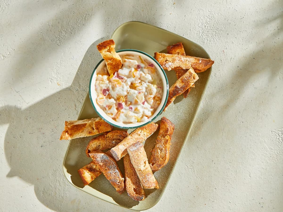Suikerbrood met fruit-yoghurtdip