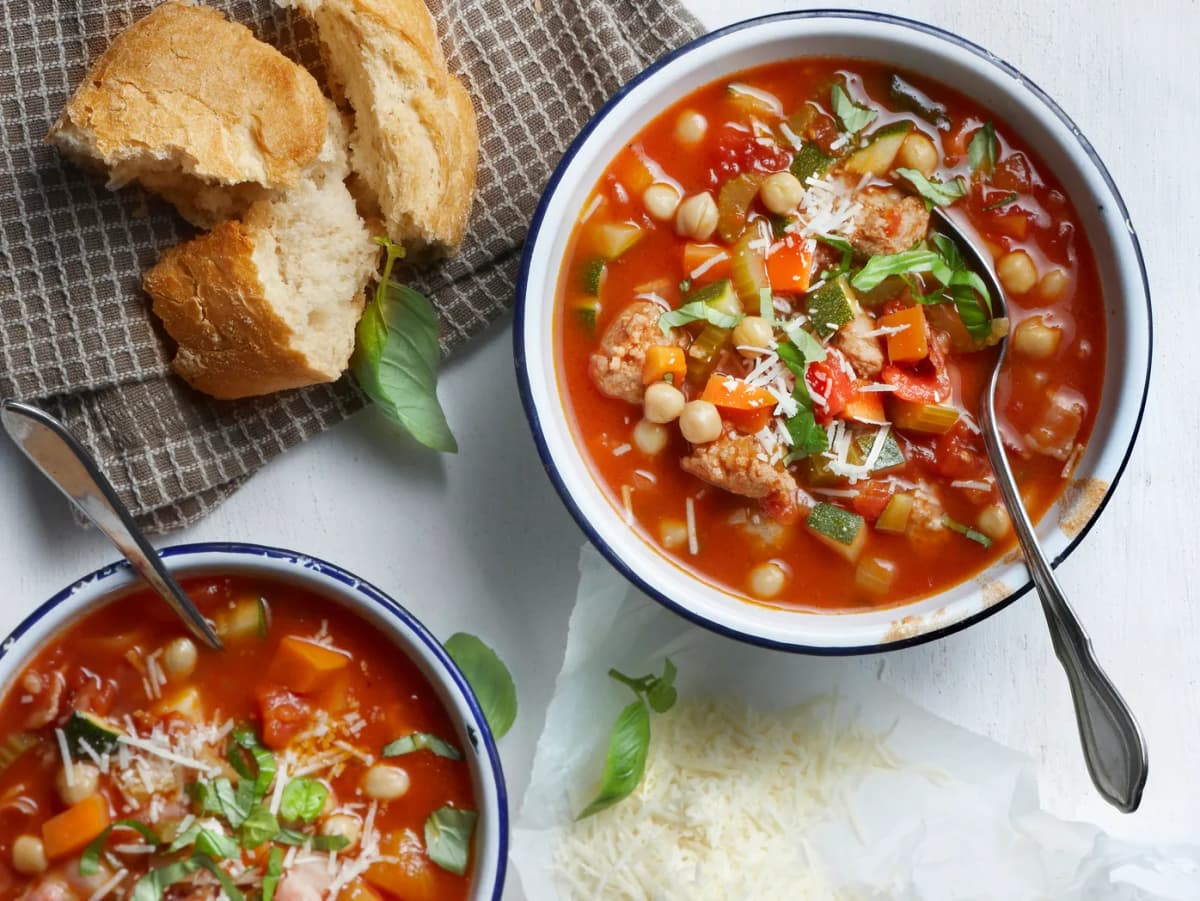 Minestronesoep met risotto en worst