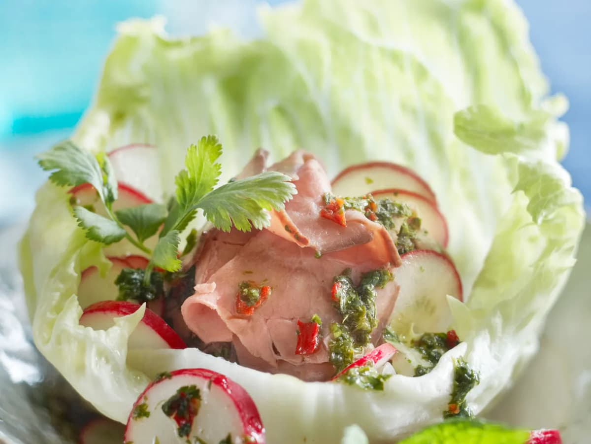 Salade met rosbief en scherpe saus