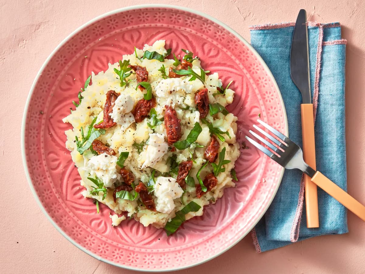 Rucolastamppot met zongedroogde tomaten en mozzarella