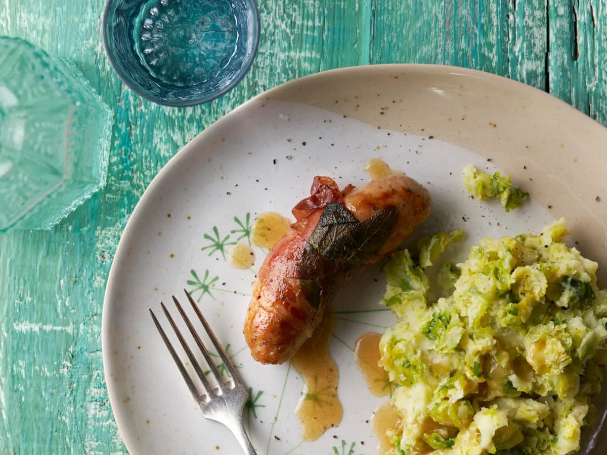 Spruitenstamppot met parma-saucijs en wittewijnsaus
