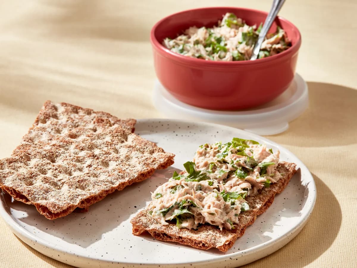 Crackers met tonijnsalade