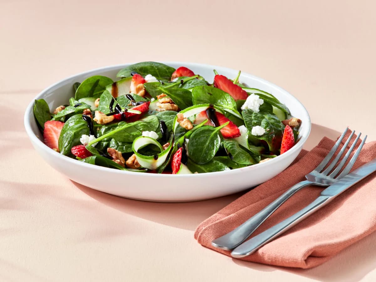 Komkommer aardbeiensalade
