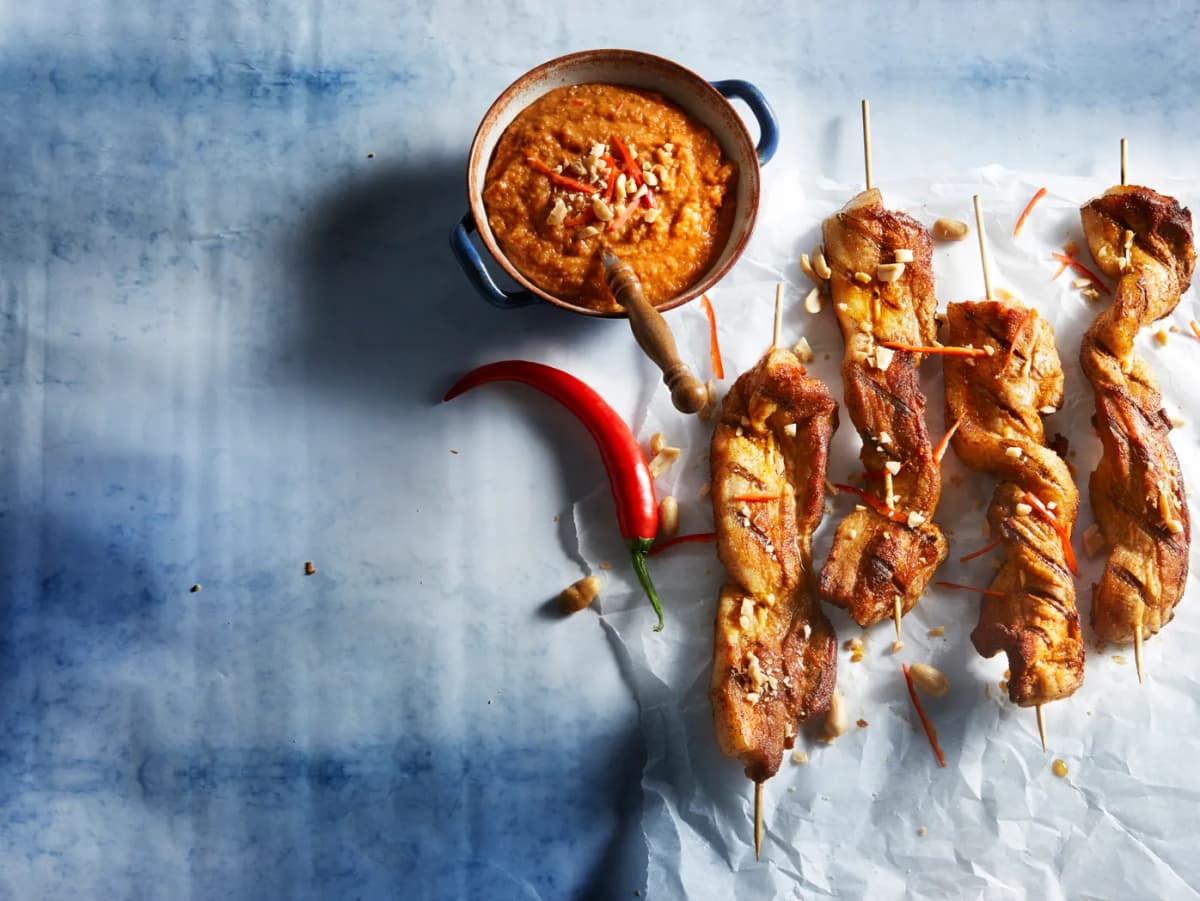 Spekspiesjes met spicy pindasaus