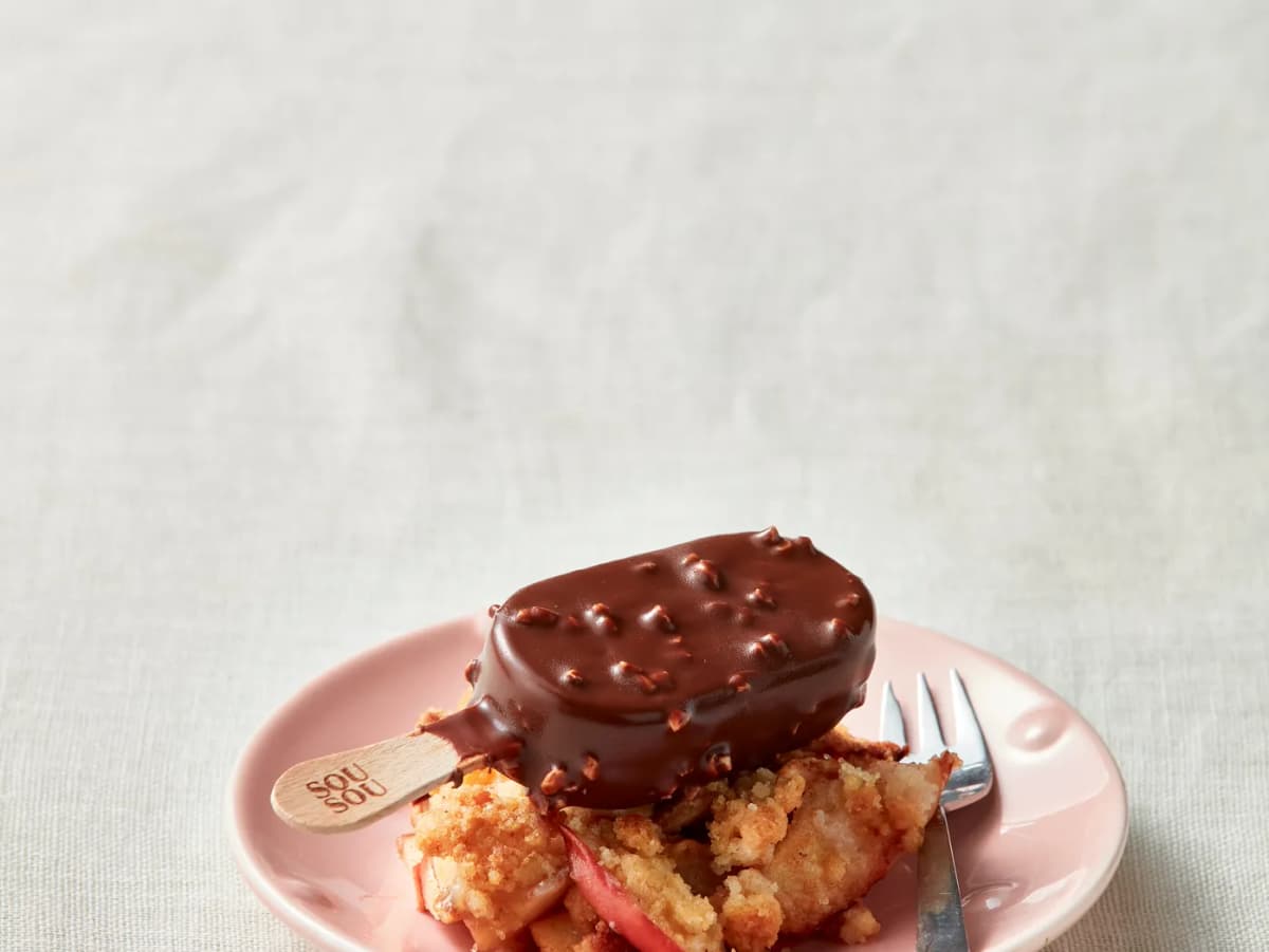 Warme appelcrumble met hazelnoot mini ijs