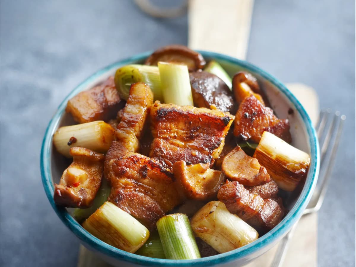 Geroerbakte prei met shiitake en spek