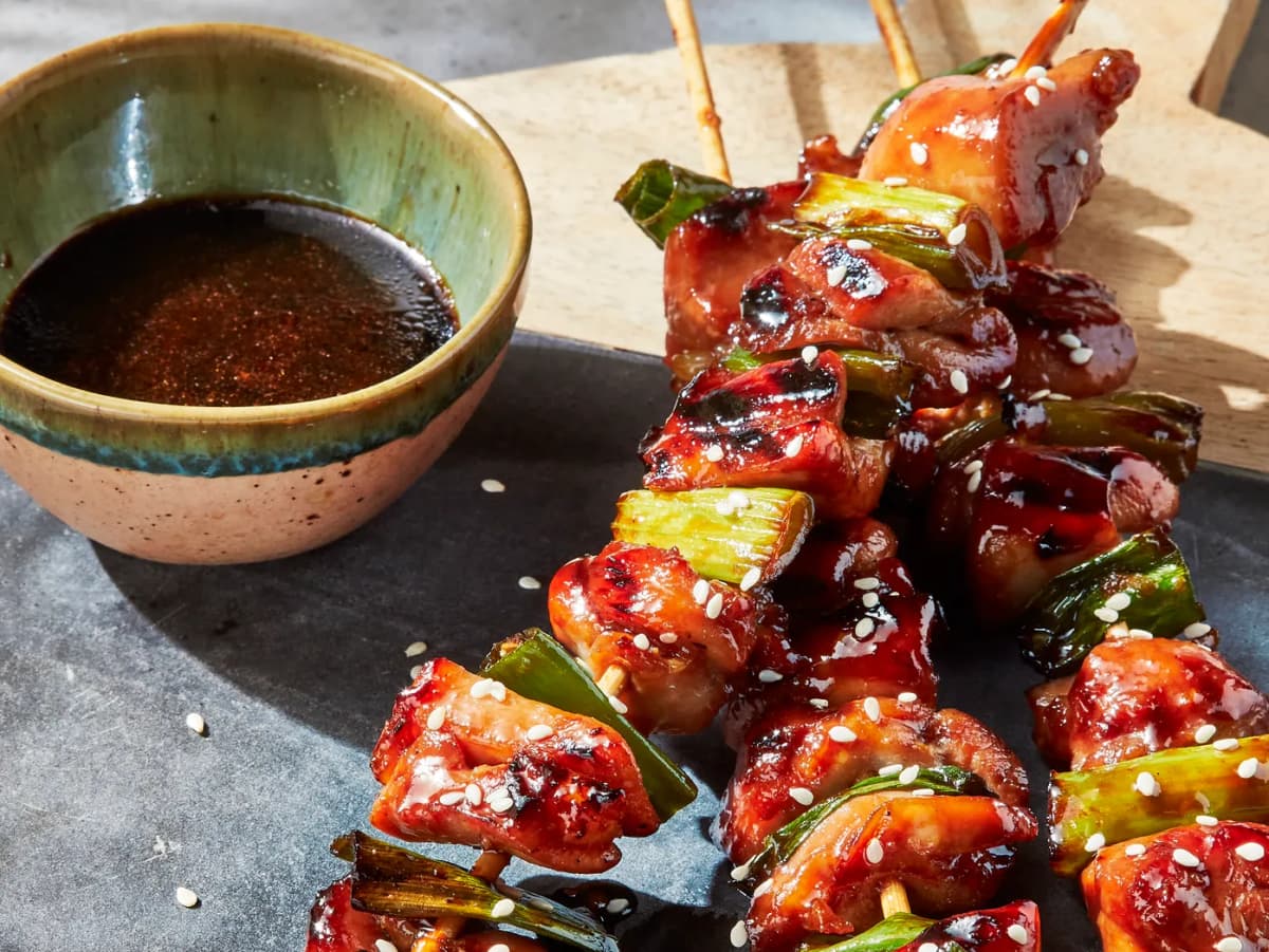 Sticky kipspiesjes met sesam en bosui