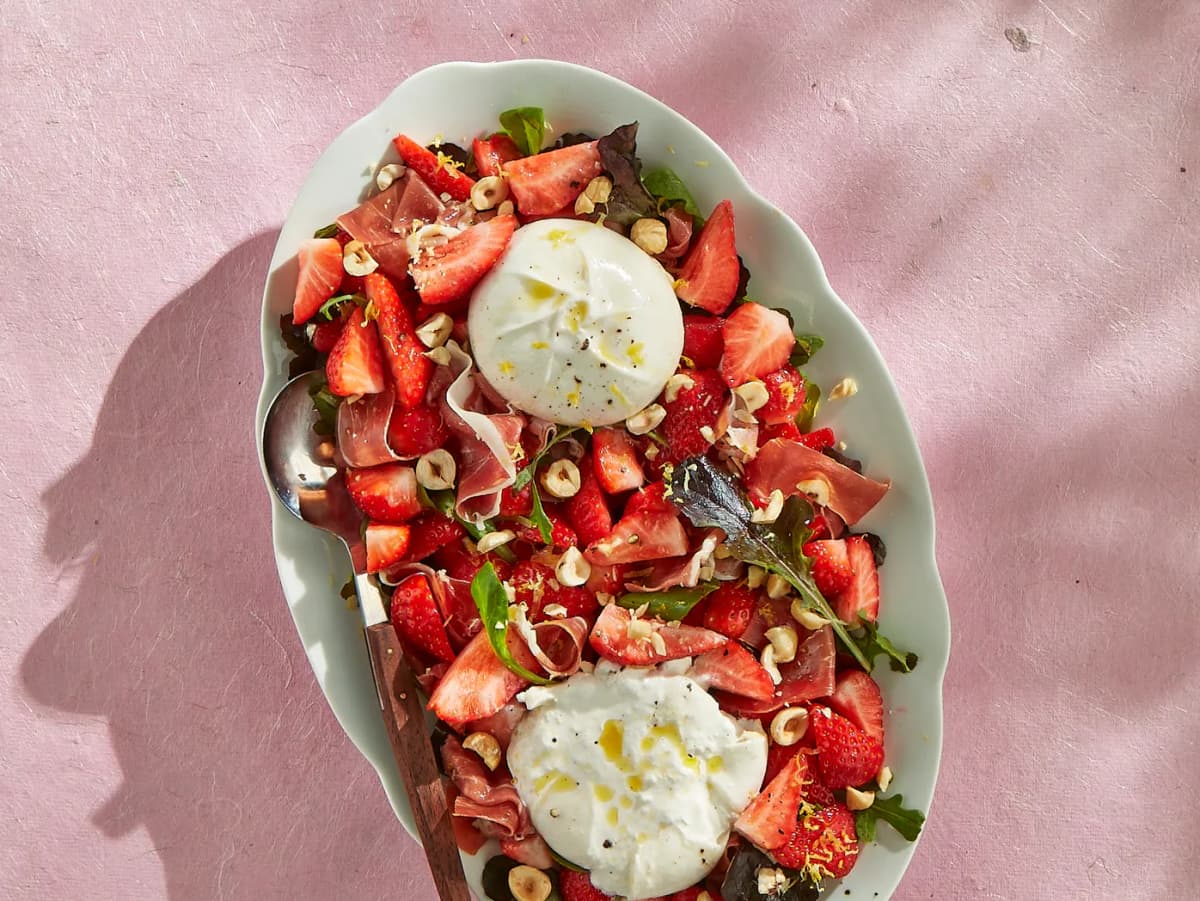 Burratasalade met aardbeien en hazelnoten
