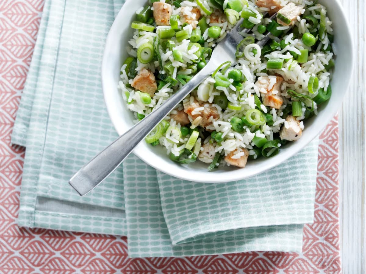 Rijstsalade met groene groenten en kalkoen