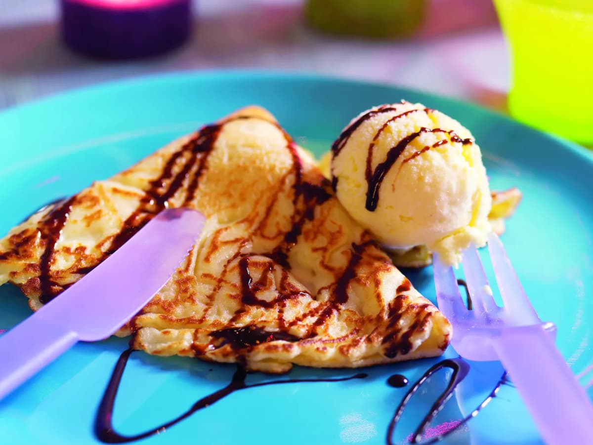 Flensjes met vanille-ijs en chocoladesaus