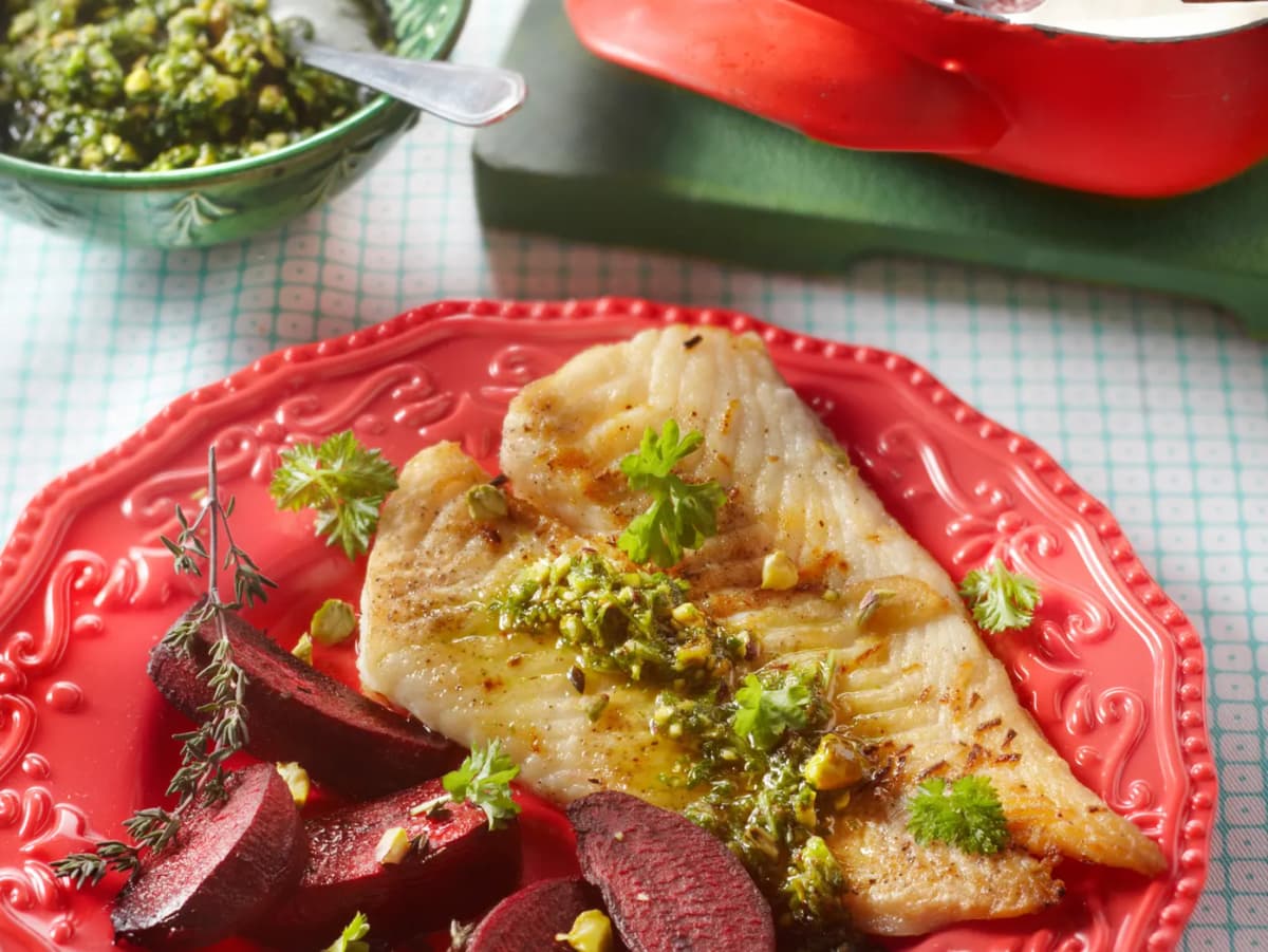 Kabeljauw met geroosterde biet en pistachesalsa