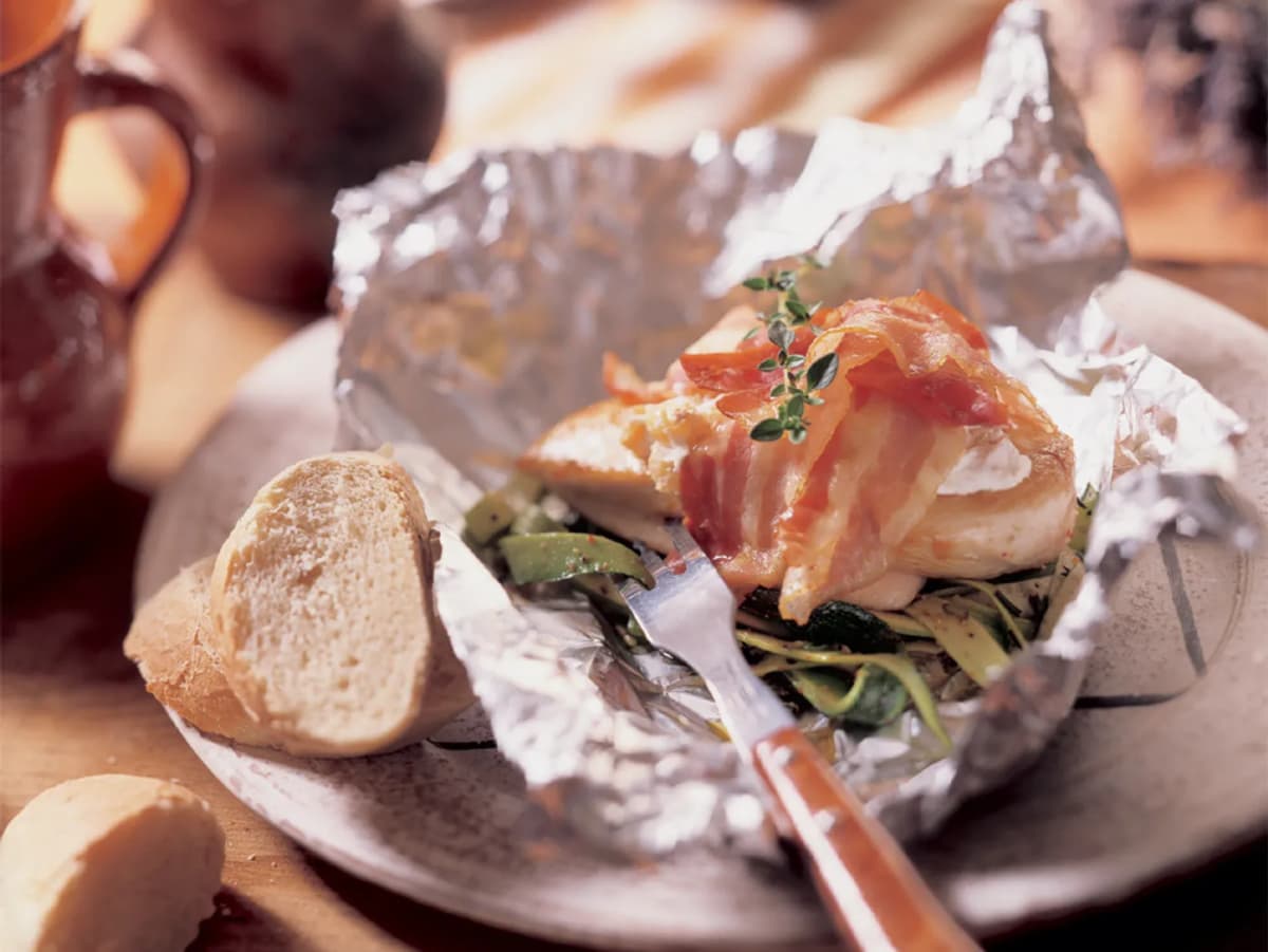 Kip met geitenkaas en bacon