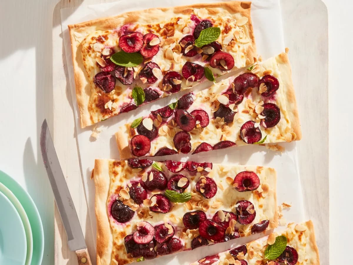 Kersenflammkuchen met roomkaas en amandelen