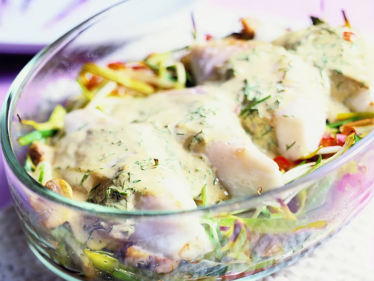 Visfilets op een bedje van prei en paprika met dille-mosterdsaus
