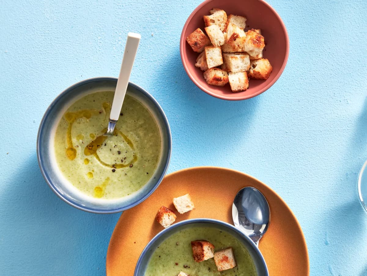 Broccolisoep met croutons en witte bonen