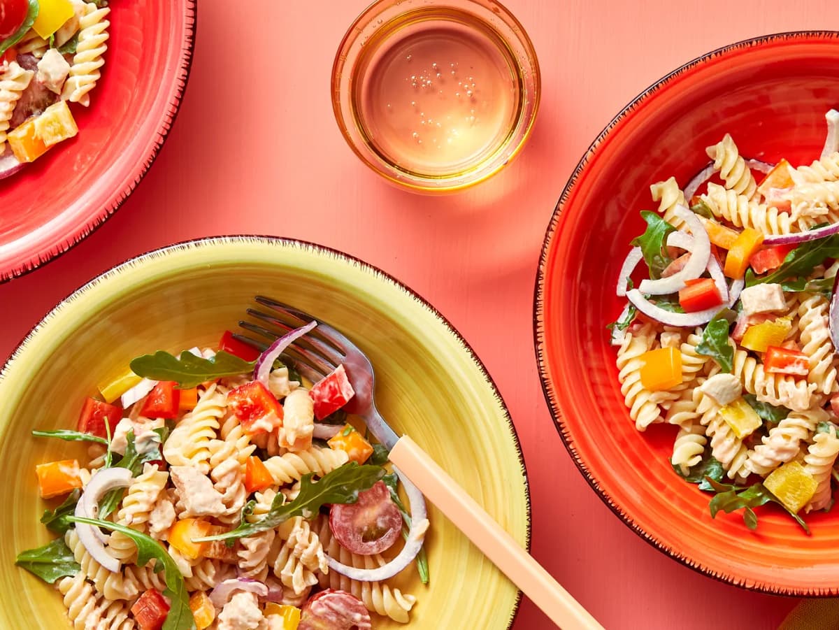 Koude pastasalade met kip-samba