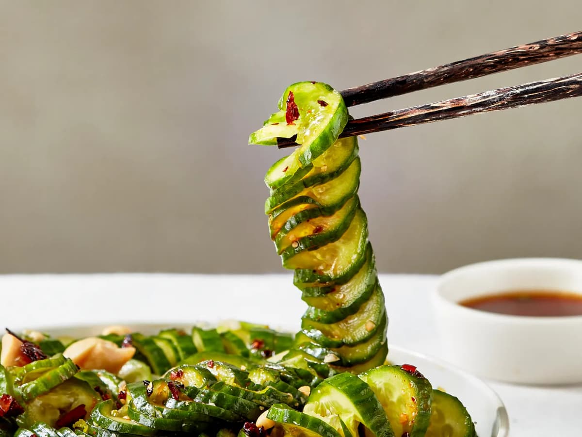 Crunchy komkommersalade met crispy chili-olie, pinda’s en limoen