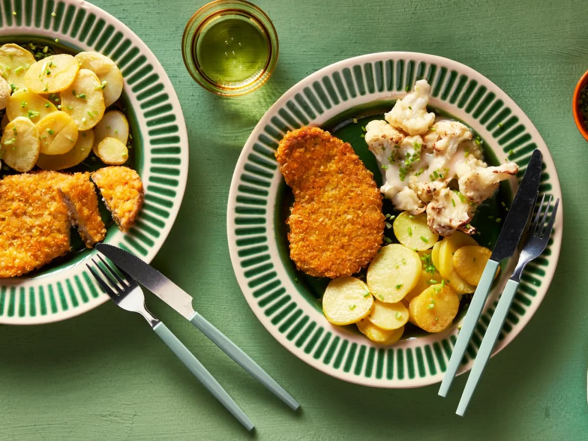 Vegetarische schnitzel met aardappeltjes en gegratineerde bloemkool