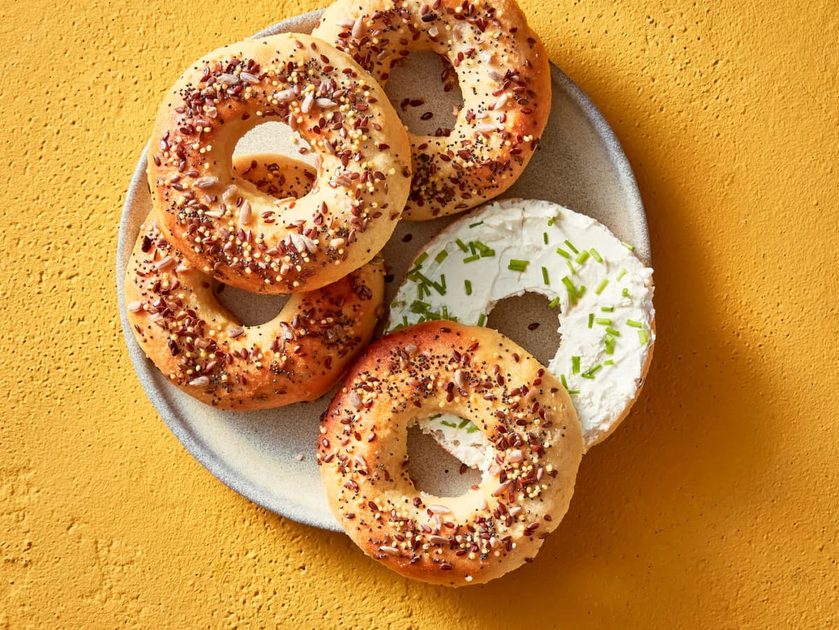Glutenvrije bagel van amandelmeel en kwark