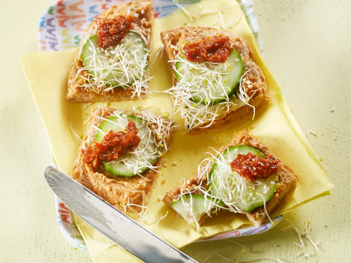 Speltbrood met pindakaas en sambal