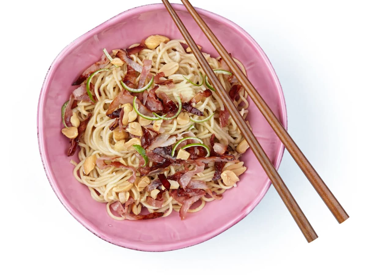 Chinese eiermie met knapperige ham en citroengras