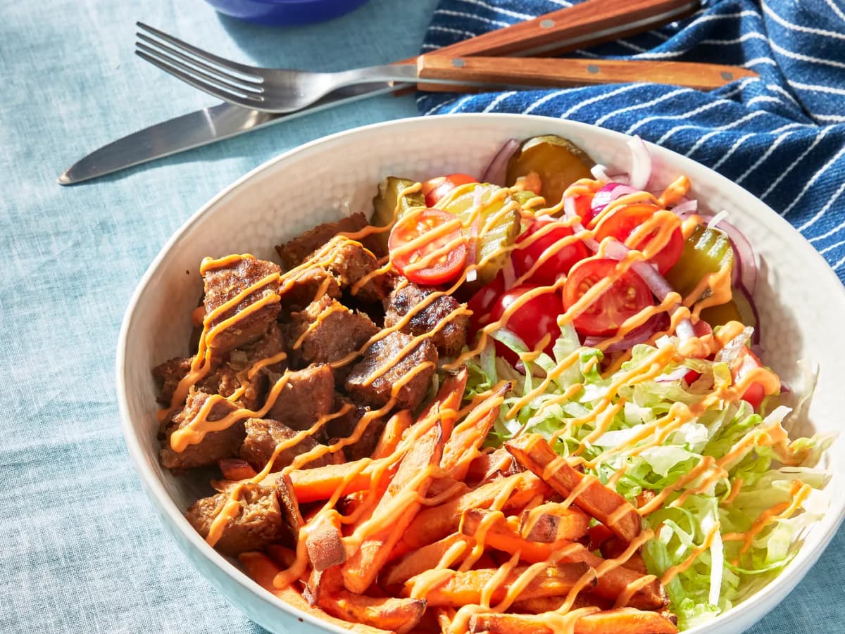 Vega burger bowl met zoete aardappelfriet
