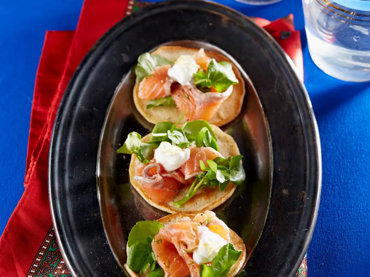Blini met zalm en waterkers