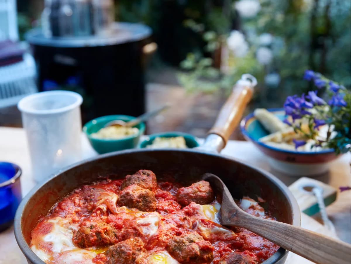 Kefta in tomatensaus met ei