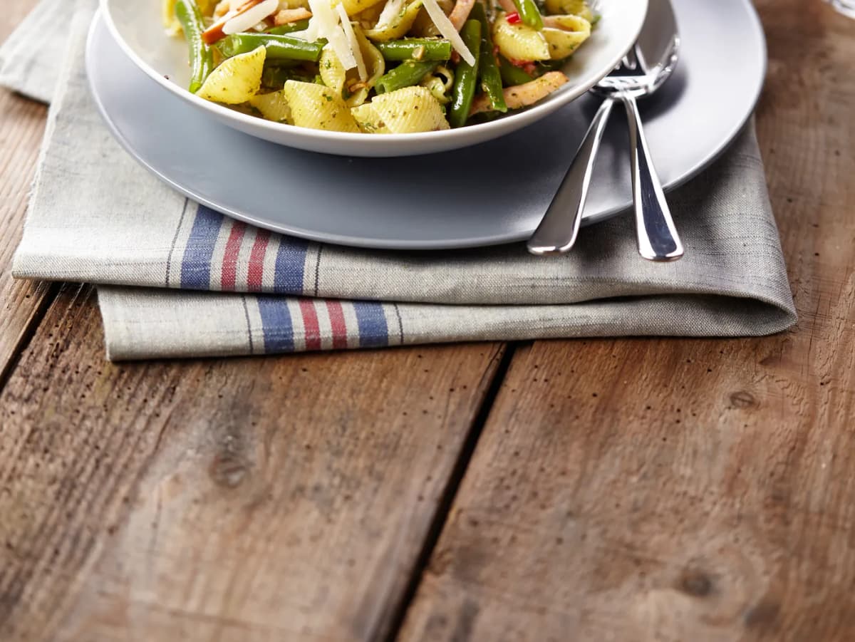 Schelpjespasta met kip, pesto en boontjes