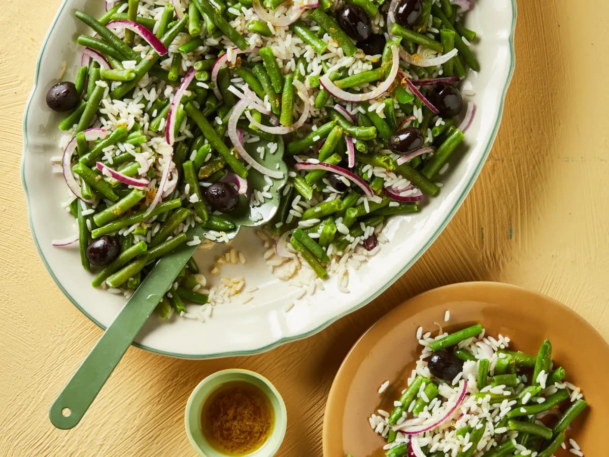 Lauwwarme sperziebonensalade met rijst en olijven