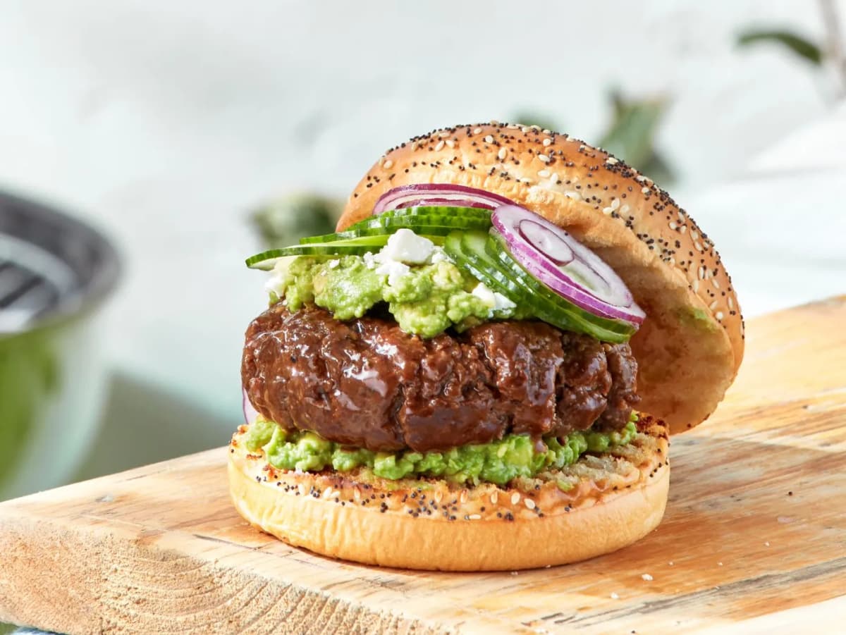 Hamburger met guacamole en feta
