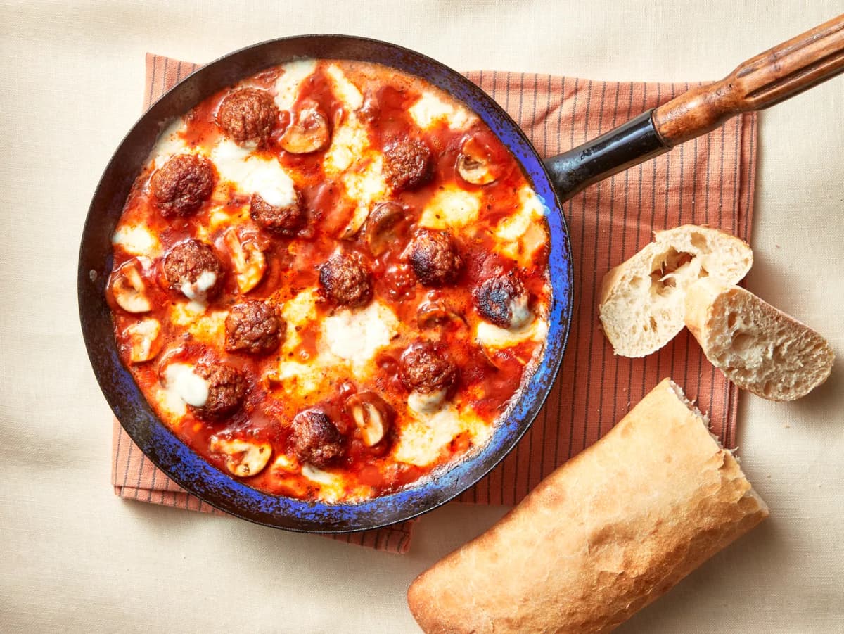 Vega balletjes in tomatensaus met champignons en mozzarella