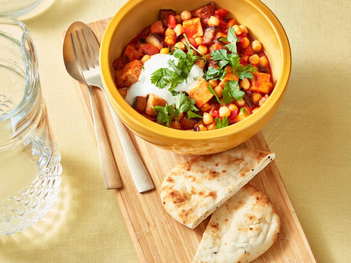 Kikkererwtencurry met tofu en naan