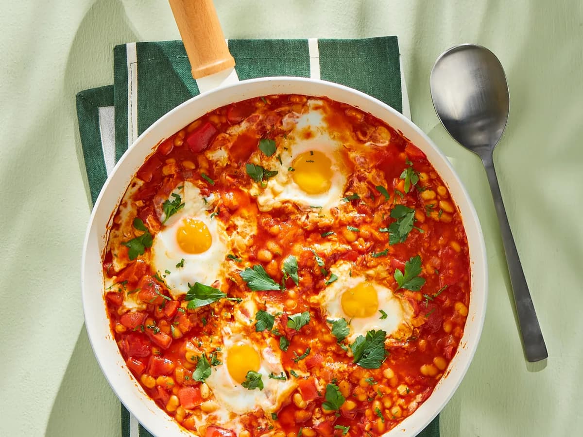 Witte bonen in tomatensaus met eieren