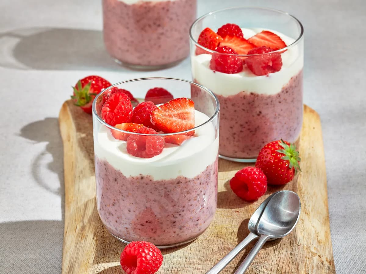 Aardbei-framboos chia mousse