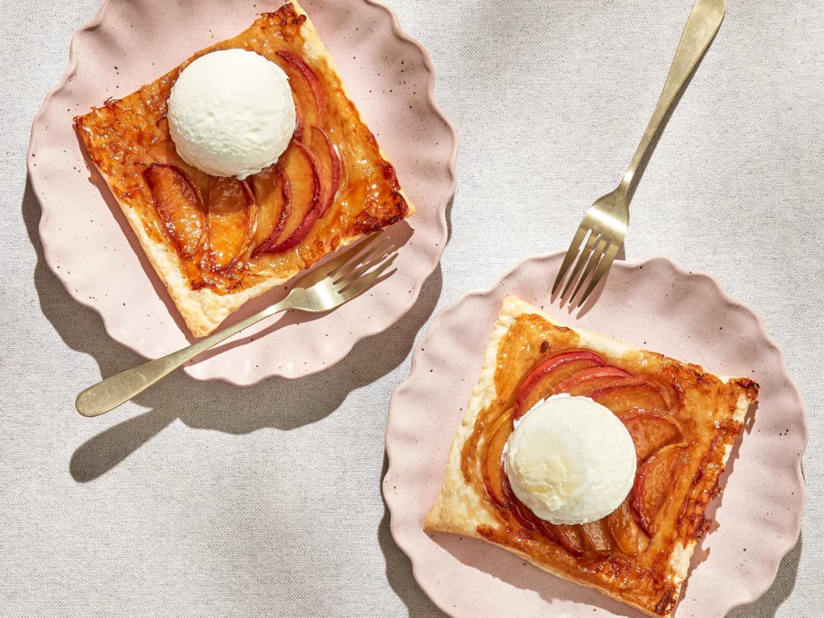 Eenpersoons-tarte tatin met perzik en ijs