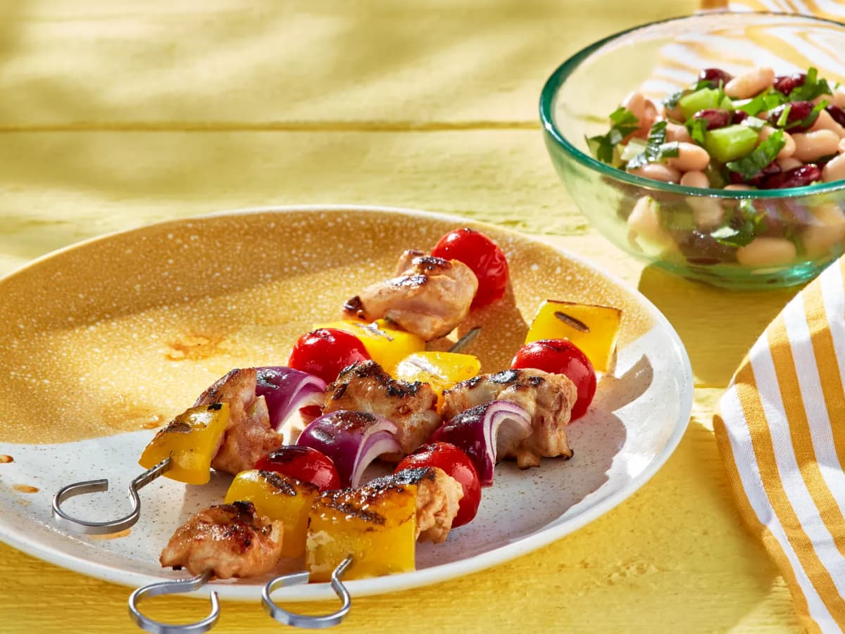 Kip-groentespiesen met bonensalade