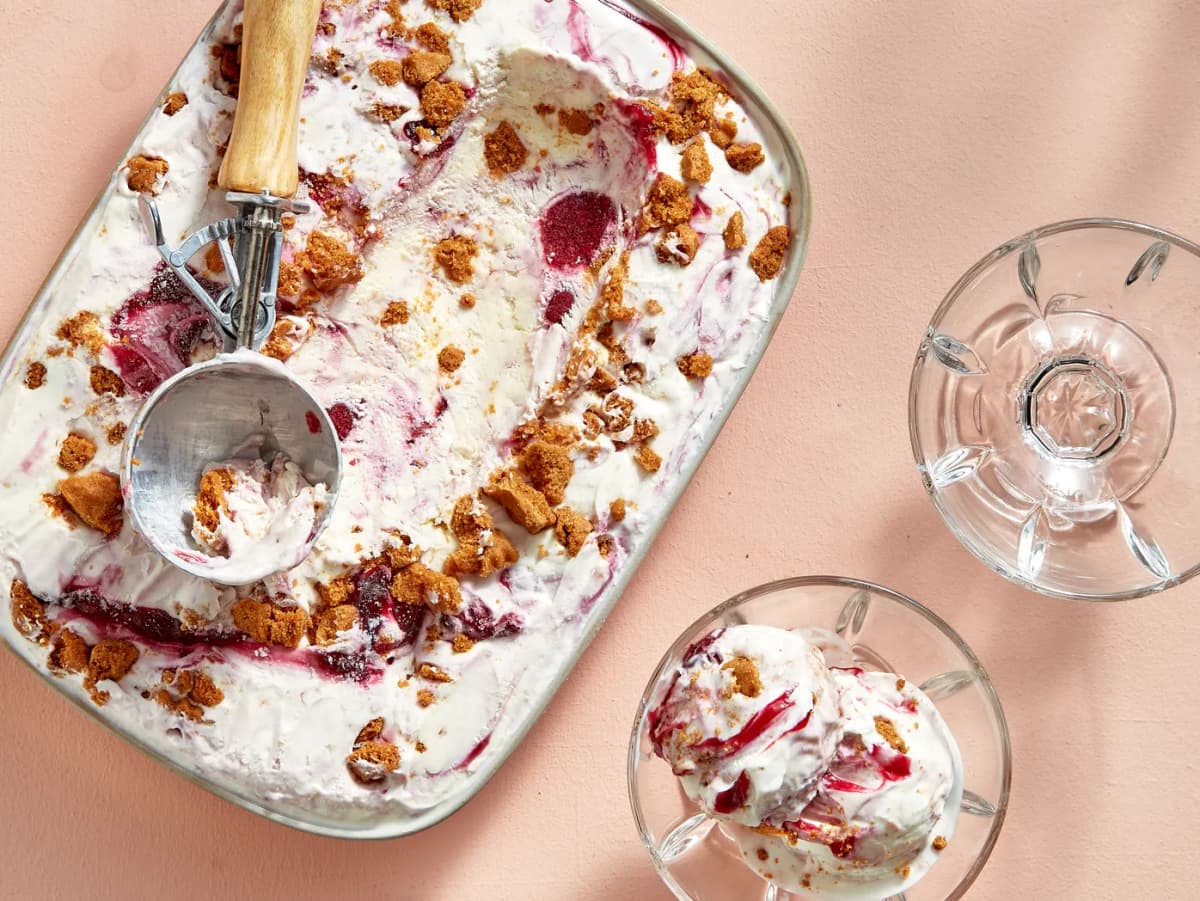 Cheesecake-ijs met kersen en kandijkoek