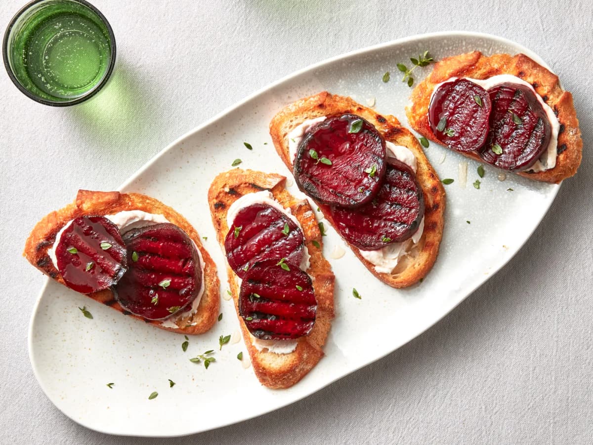 Toast met gegrilde biet en ricottaspread
