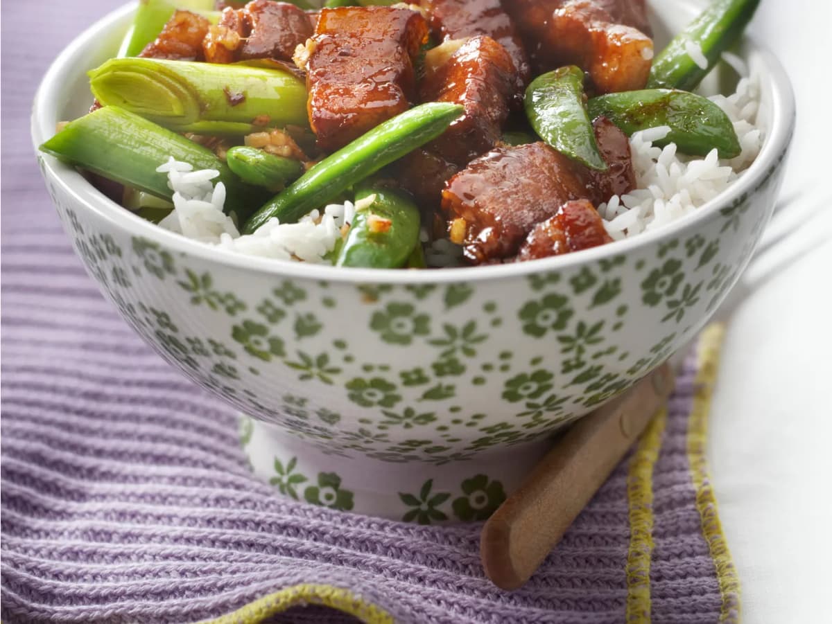Zomerprei met sugarsnaps en kleverig spek