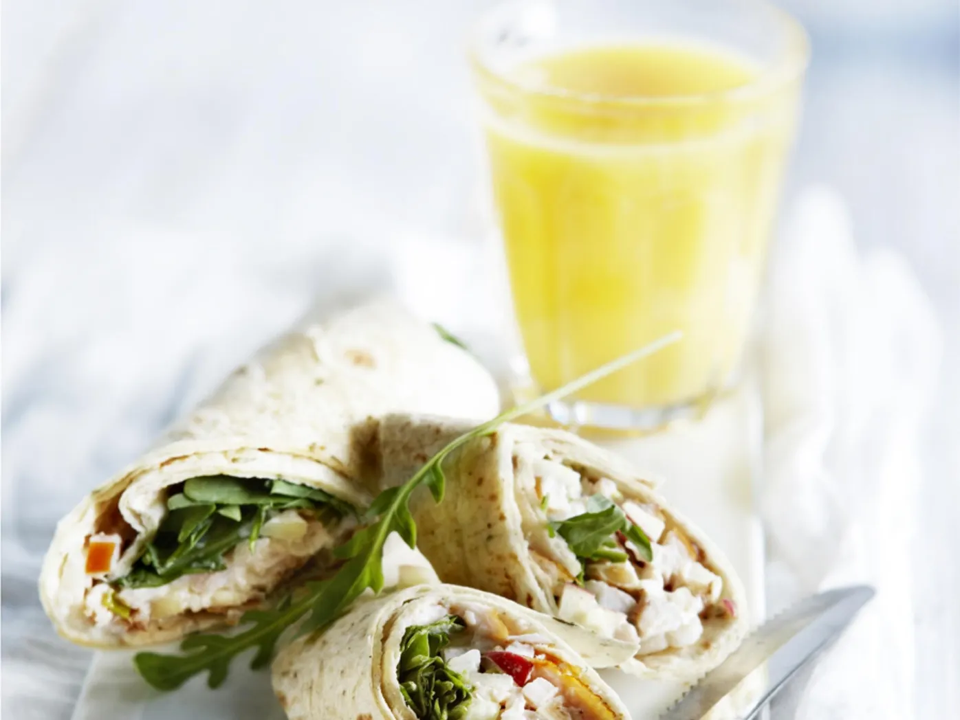 Knapperige wrap met romige gerookte-kipsalade