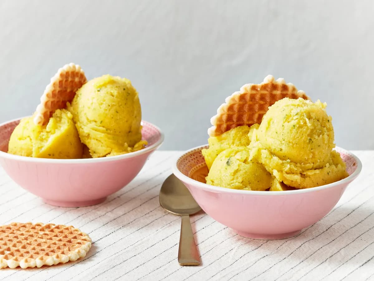 Mango sorbetijs met munt en citroen