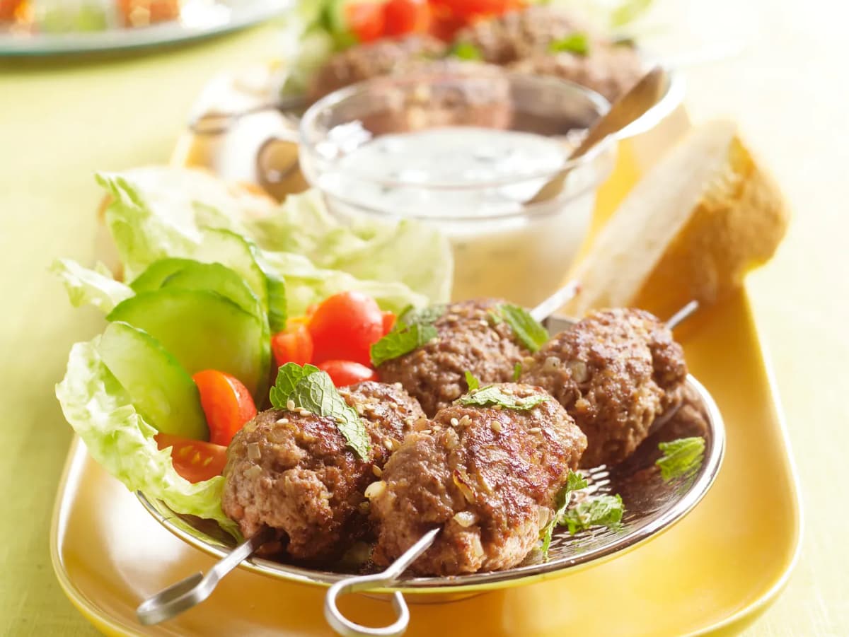 Köfte met yoghurt-muntsaus